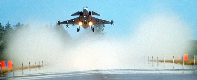 Fig.15b Condensation montrant l'air souffl sous les ailes. Les vortex d'ailes sont aussi visibles.